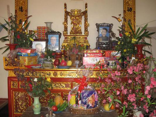 bàn thờ gia tiên của người Việt
